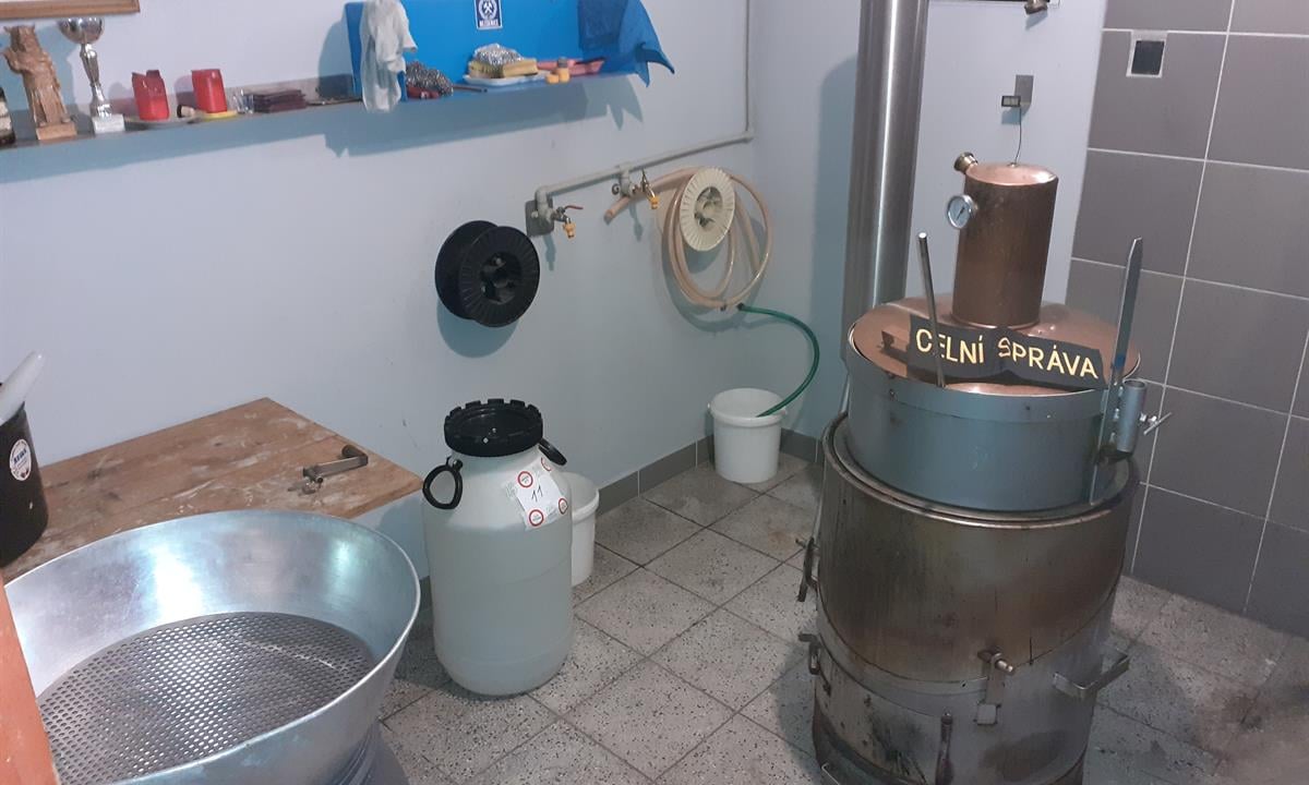 Na obrázku jsou vyobrazeny demižony postavené v místnosti