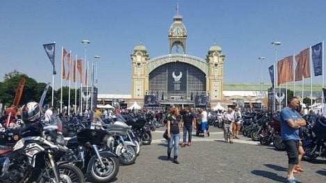 Náhledový obrázek - Harley-Davidson slaví 115. výročí. Do Prahy se sjelo 60 tisíc motorkářů