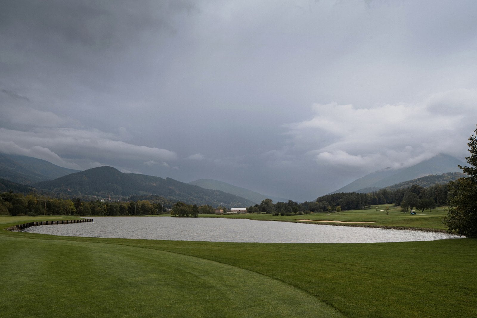 2022-04-papousek-silhan-three-houses-and-a-yard-petr-polak-22-sc