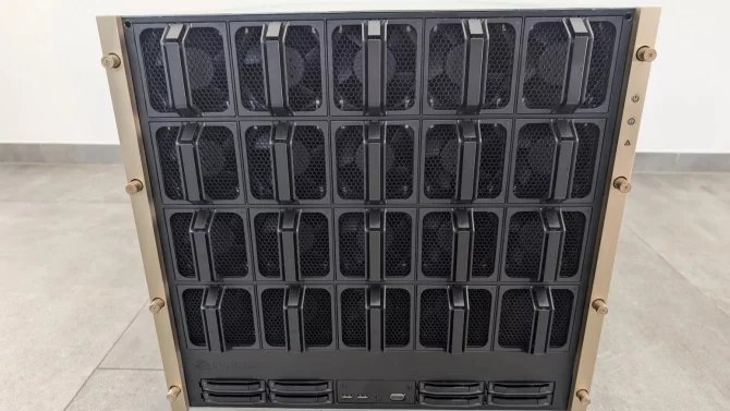Serverový box s AI čipy Nvidia B200
