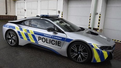 Náhledový obrázek - Svezení Zemanova protokoláře ve policejním BMW bylo v pořádku, tvrdí prezidium