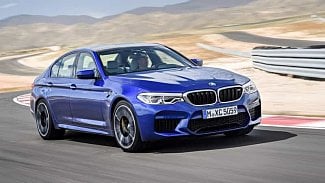 Náhledový obrázek - Zrychlení nového BMW M5 je brutální. Podívejte se, které supersporty na něj nestačí