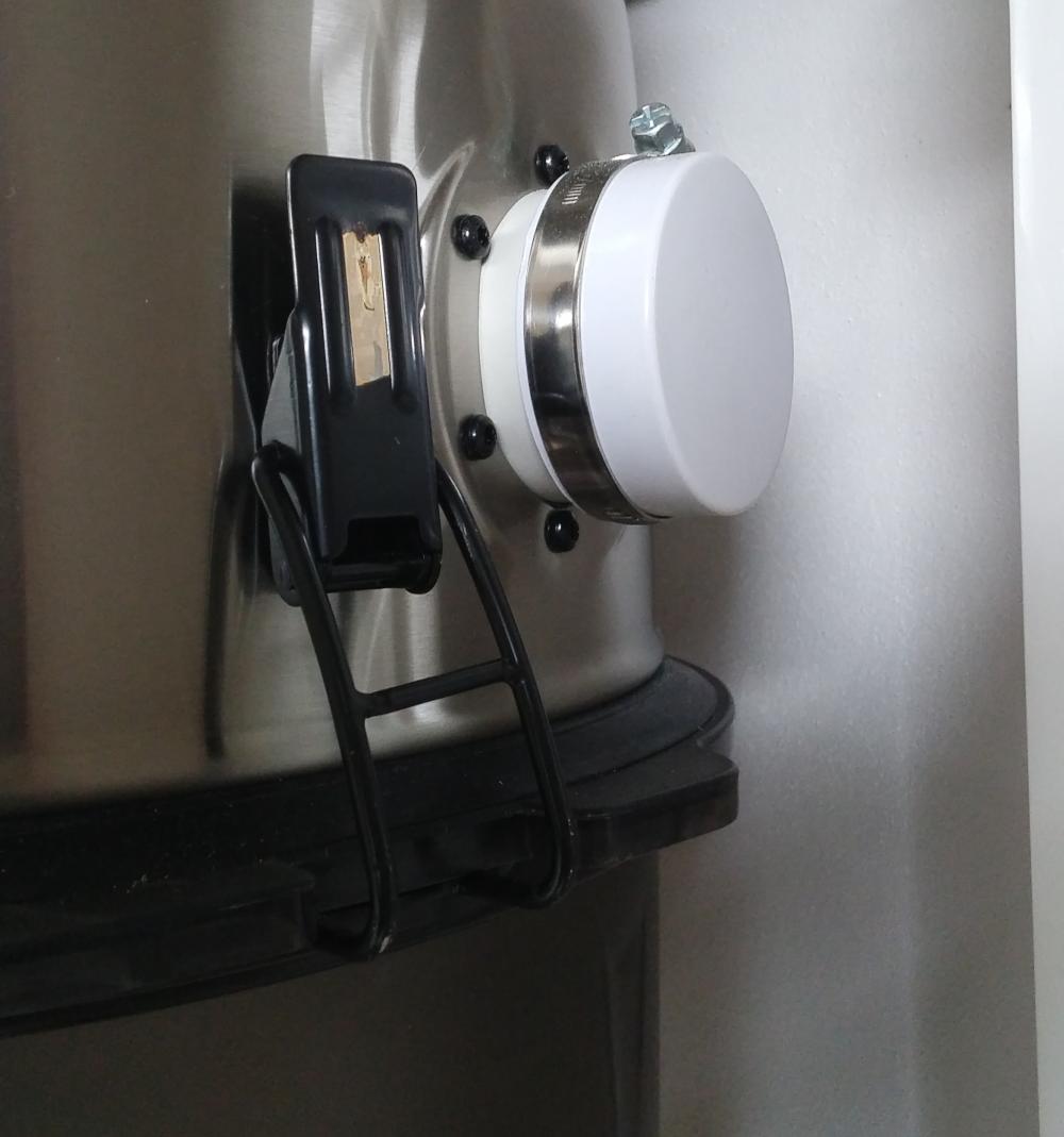 Drátový úchyt nádoby na odpad je jednoduše, ale solidně provedený, takže nemusíte mít strach, že by nějak netěsnila, nebo měla tendenci vypadávat. Alespoň mě se to ani jednou nestalo.