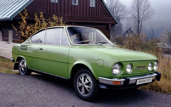 Škoda 110 R ke konci výrobního cyklu: sedadla s opěrkami hlav, známé poklice, čelo se čtyřmi světlomety a elegantní odstín barvy…