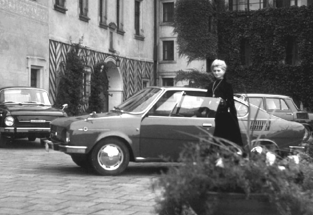 Druhý prototyp spolu s ostatními modely řady 100/110: upoutají zpětná zrcátka na blatnících a u 110 R také ozdobná ostruha nad výřezem předního kola