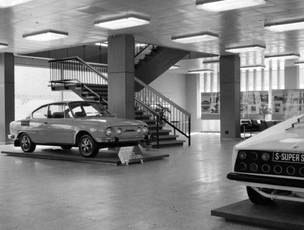 Škoda 110 R stála jako poutač v sousedství nerealizovaného prototypu Škody Super Sport