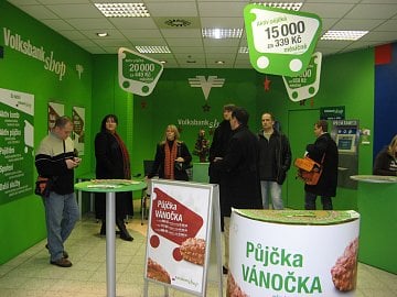 Volksbank Shop v Plzni. Uprostřed Lucie Hálová, mluvčí Volksbank. Vlevo Dalibor Z. Chvátal, šéfredaktor Měšec.cz. (30. 11. 2007)