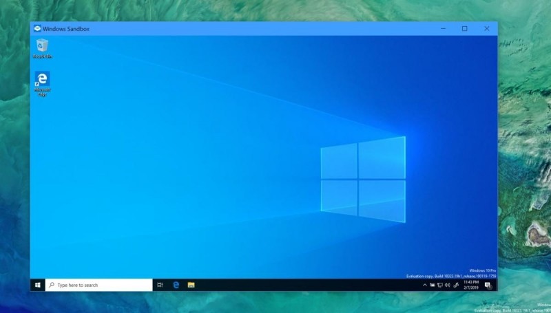 Windows Sandbox spuštěný v okně vypadá jako operační systém Windows – a také jím je. V podstatě se jedná o další instalaci operačního systému Windows odděleného od operačního systému Windows nainstalovaného na reálném počítači.