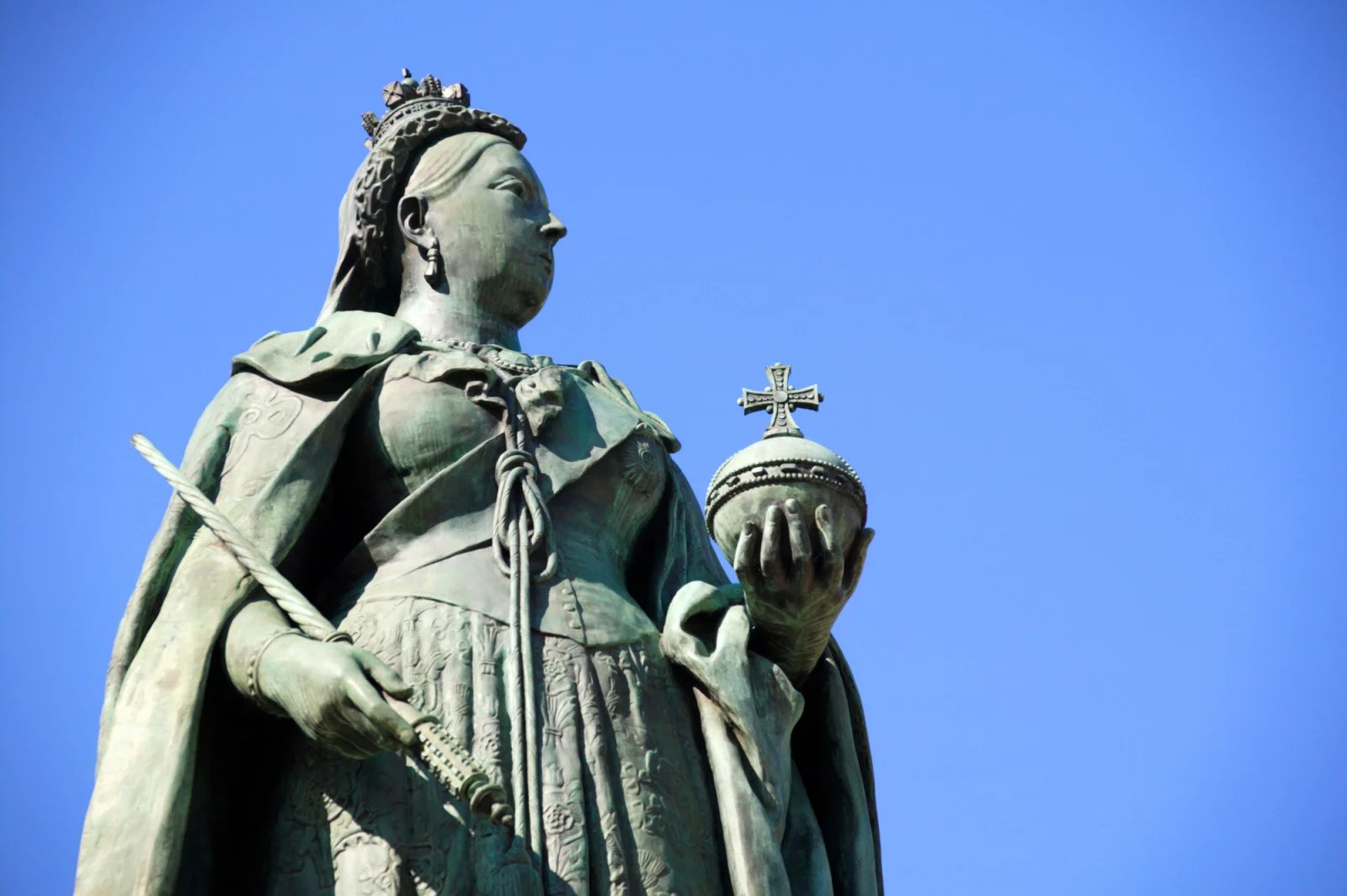 Královna Victorie? Obědy si dávala honosné a o několika chodech, nechyběly předkrmy, polévky, pečené maso, křepelky, ryby, steaky a spousta dalšího. Na jejím dvoře se podával také speciální krocan plněný kuřetem, které bylo plněné bažantem a ten nadívaný houbami.