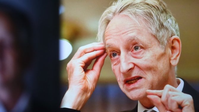 Umělá inteligence většinu lidí ožebračí a z bohatých udělá ještě bohatší, varuje „kmotr AI“ Hinton