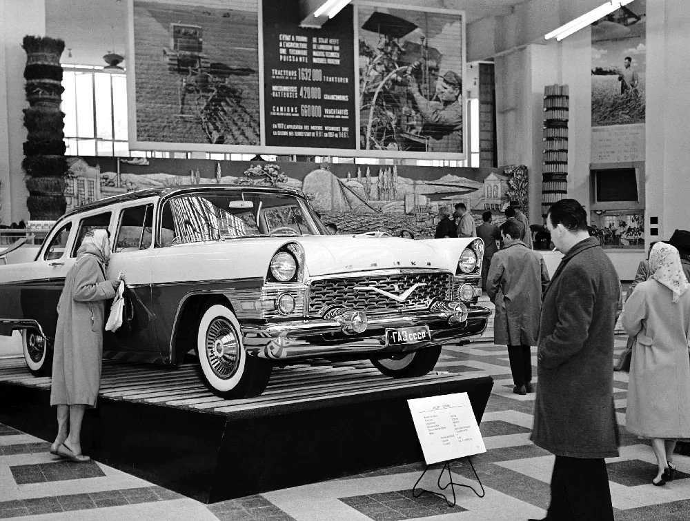 Dvoubarevný GAZ 13 v sovětském pavilónu výstavy Expo 58 v Bruselu naznačoval, že by mohl mít i exportní ambice. Avtoexport nechal vytisknout kvalitní propagační materiál