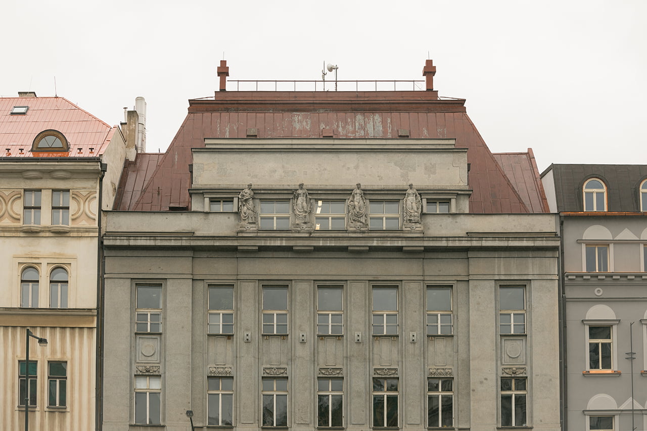 Antény jsou schované v červeném kříži na střeše budovy. Senovážné náměstí, Praha.