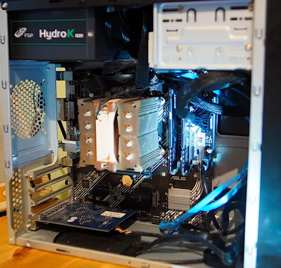 Comet Lake PC v microATX skříni bez přídavného GPU