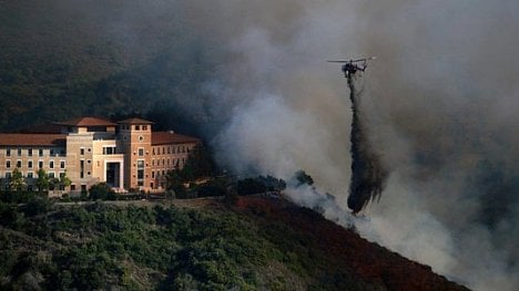 Náhledový obrázek - V Kalifornii zuří 17 požárů, Trump uvolní federální pomoc