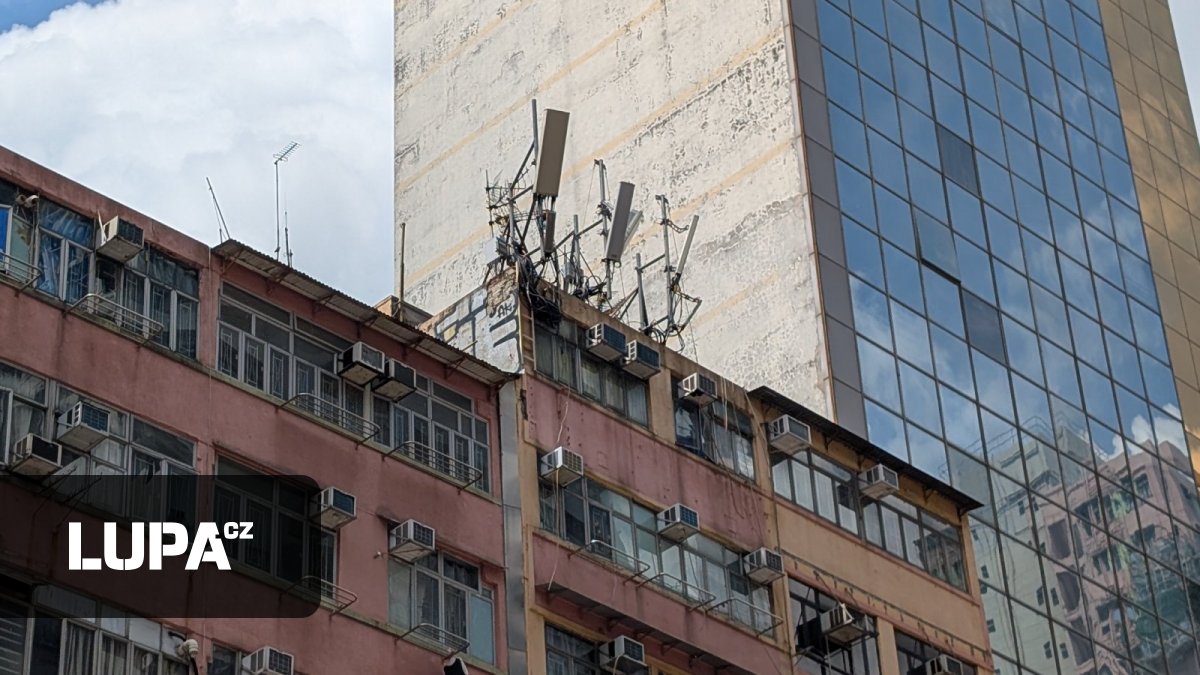 Když není prostor na hrdinství, pověsíte antény kamkoliv. Tyto ošklivé mobilní vysílače bychom doma nechtěli