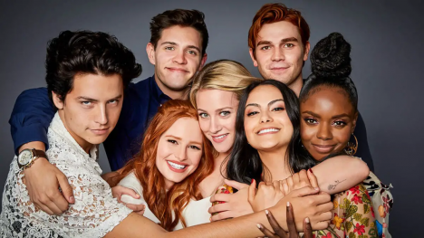 Náhledový obrázek - HBO, Netflix a další streamovací služby na příští týden: Poslední Riverdale, kontroverzní snímek o polyamorii nebo artušovská legenda