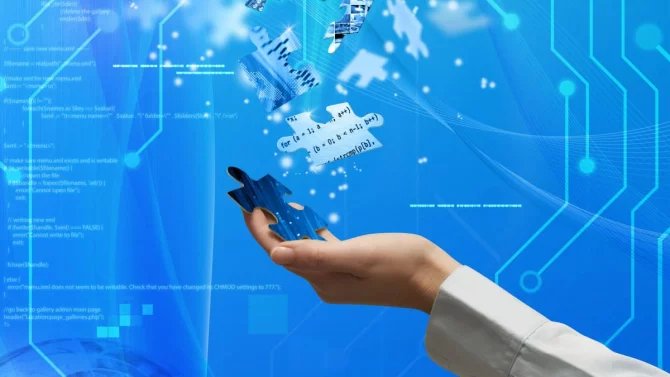 ruka drží puzzle na modrém pozadí