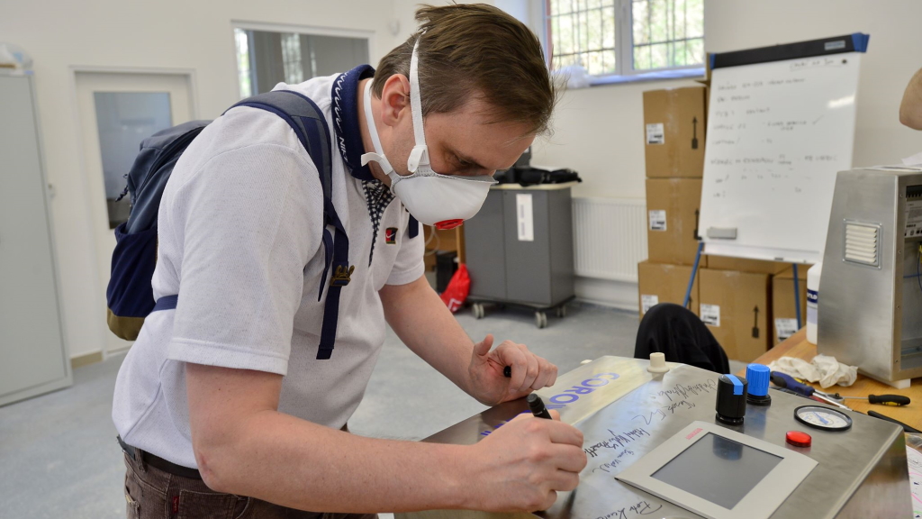 Tomáš Kapler při podpisu na prototyp CoroVentu