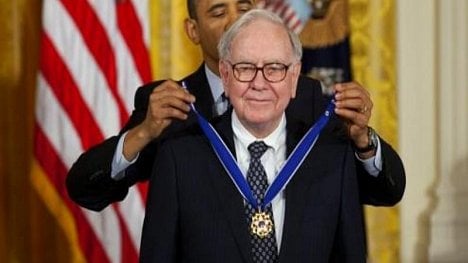 Náhledový obrázek - Jak si Buffett hraje se světem