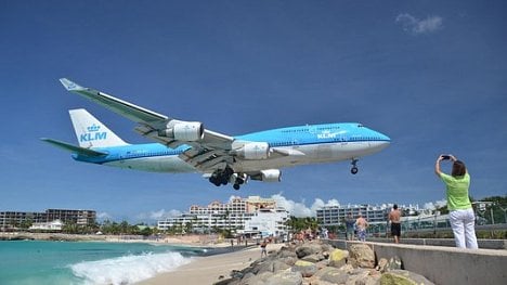 Náhledový obrázek - Konec jedné éry: Boeing 747 KLM naposled zahřmí nad legendární Maho Beach