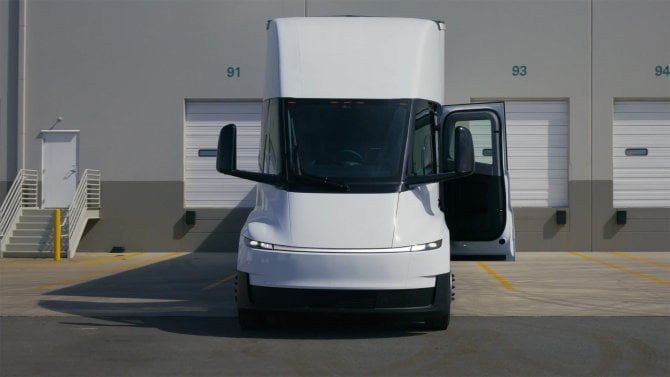 Tak jsme se konečně dočkali, začala sériová výroba elektrického tahače od Tesly. Od premiéry uběhlo pouze devět let