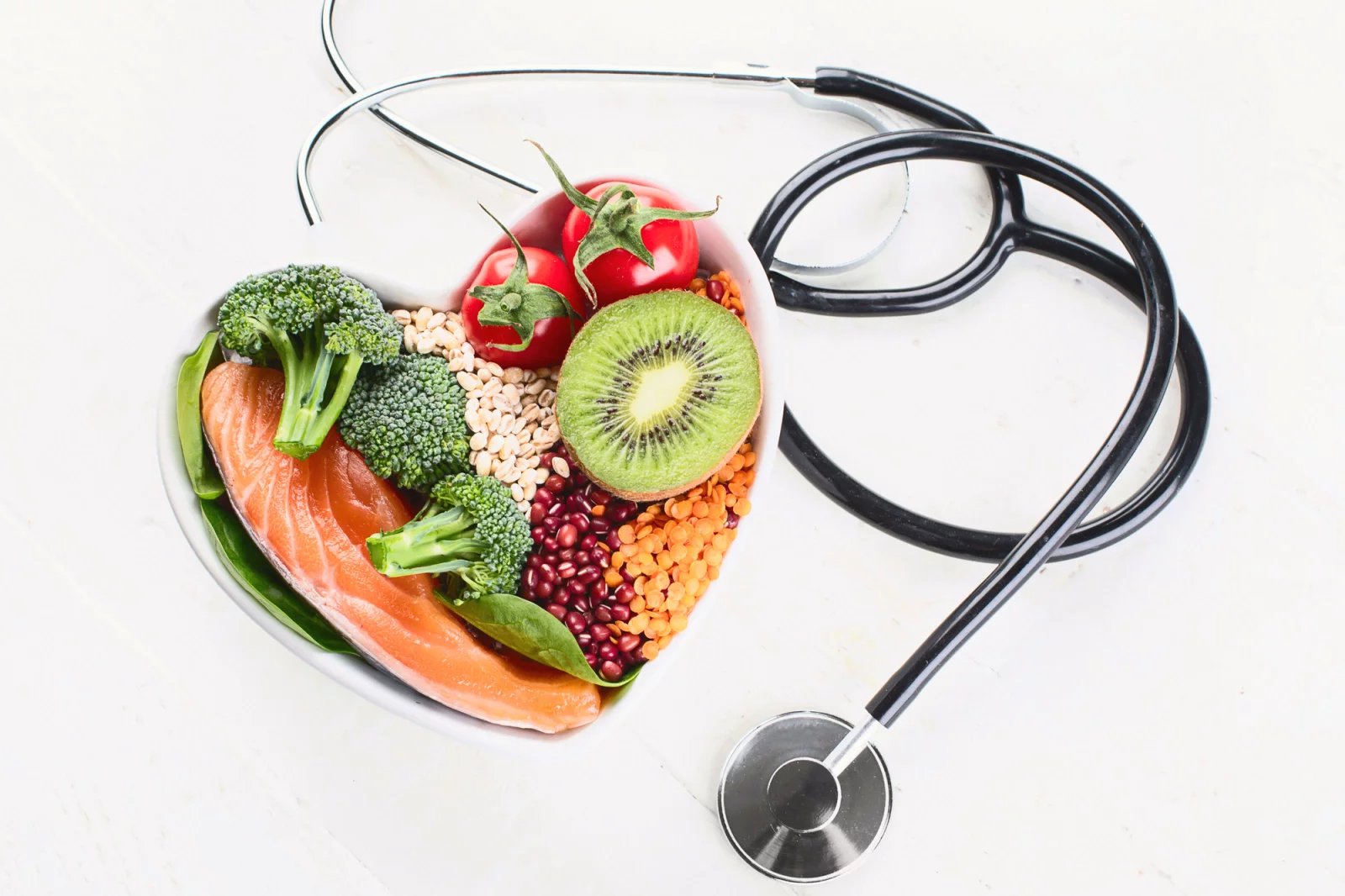 U léčby vysokého cholesterolu v krvi je nejdůležitější konzultace jídelníčku s lékařem a celková změna životního stylu. Patří sem třeba i omezení kouření a alkoholu. V takových případech pak mnohdy není ani potřeba předepisovat léky.