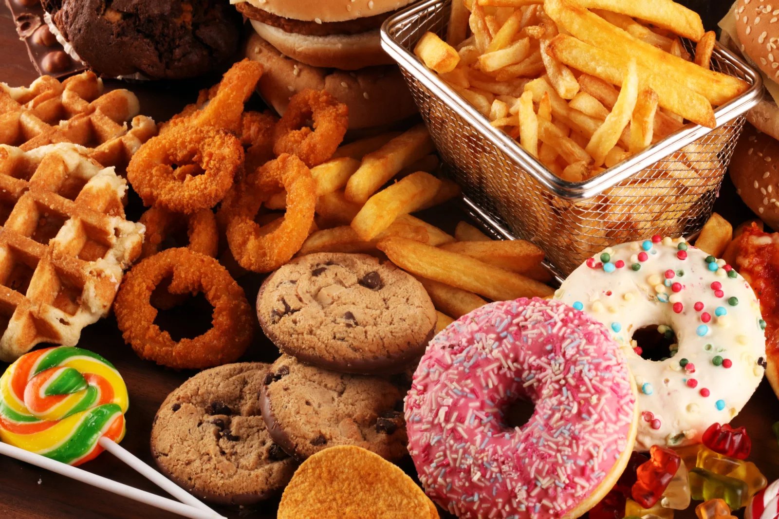 Pokud ani po úpravě stravování a životního stylu nedojde k výraznějšímu snížení hladiny cholesterolu v krvi, může lékař předepsat léky. Jde o tzv. statiny, které působí v játrech. Pacient je pak musí užívat po celý život.