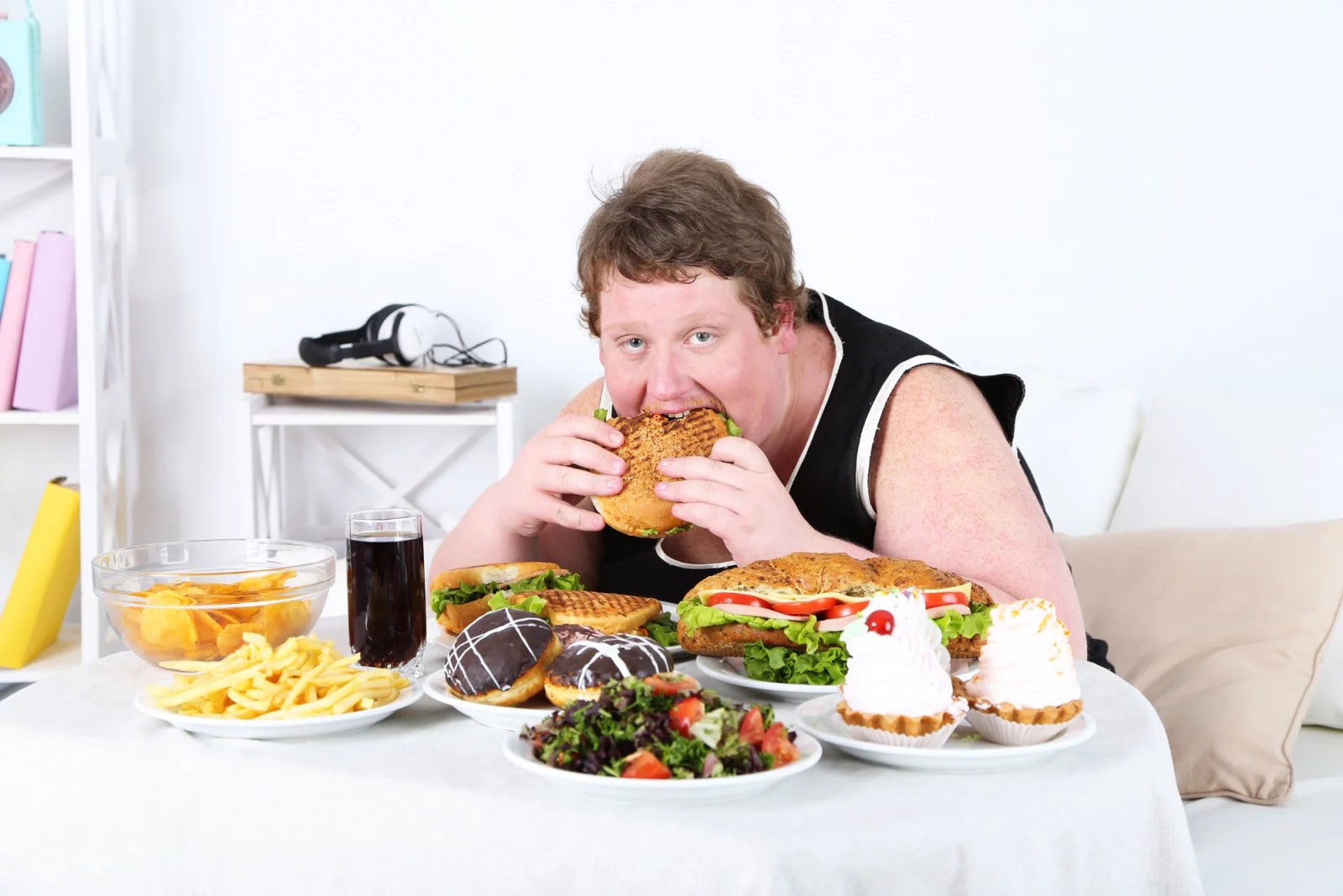 Vysoký cholesterol je jednou z civilizačních chorob. Stojí za ním totiž zejména špatné stravování postavené na živočišných tucích, transmastných kyselinách a cukrech. Vedle toho bývá na vině i nadváha nebo kouření, výjimečně pak genetické predispozice.