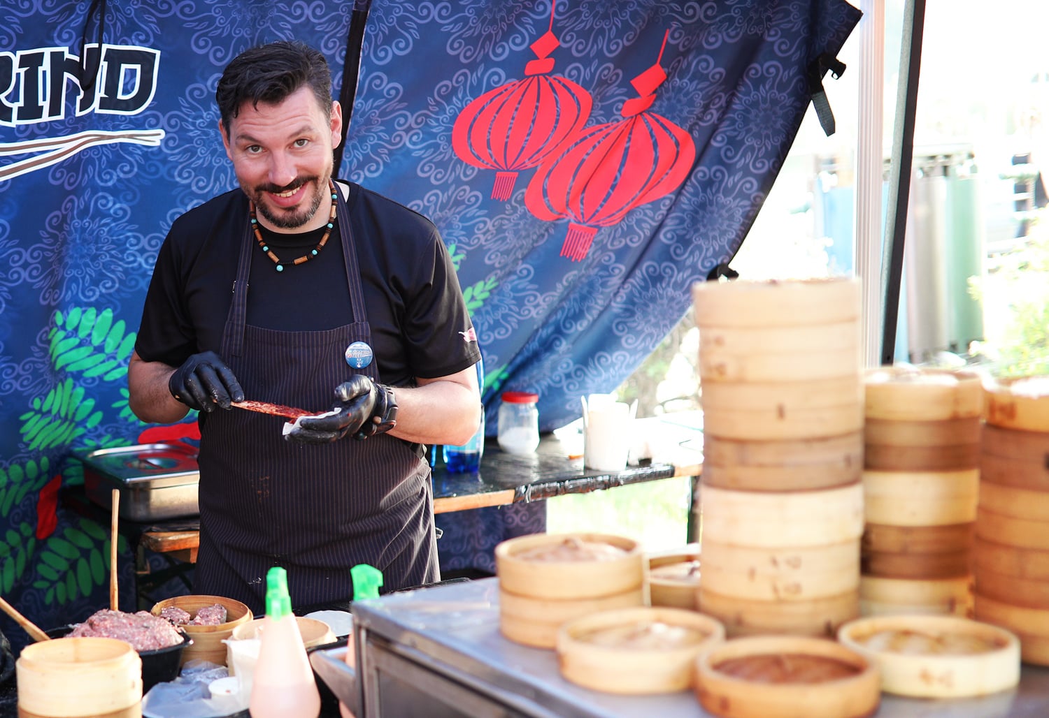 Ladislav Dvořák připravuje plněné dim sum knedlíčky.
