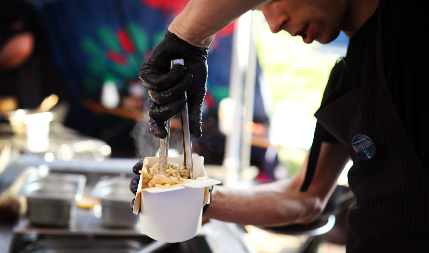 Nudle od kuchaře vyžadují zručnost a rychlost.