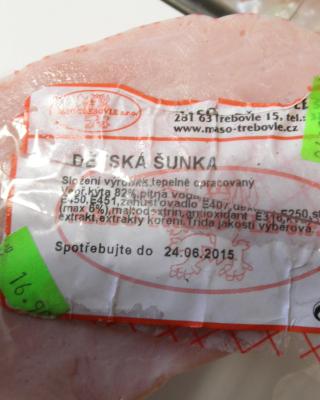 Dětská šunka. Kategorie: Nebezpečné potraviny. Nevyhovující parametr: vzhled povrchu, vůně. Výrobek zapáchal po kažení, povrch výrobku byl lepkavý a oslizlý. Při kontrole nebyly zjištěny nevyhovující teploty skladování tohoto výrobku. Výrobek neměl prošlé datum použitelnosti. Výrobce: Maso Třebovle s.r.o. Místo kontroly: Phuong Ha Thi, Heřmanův Městec