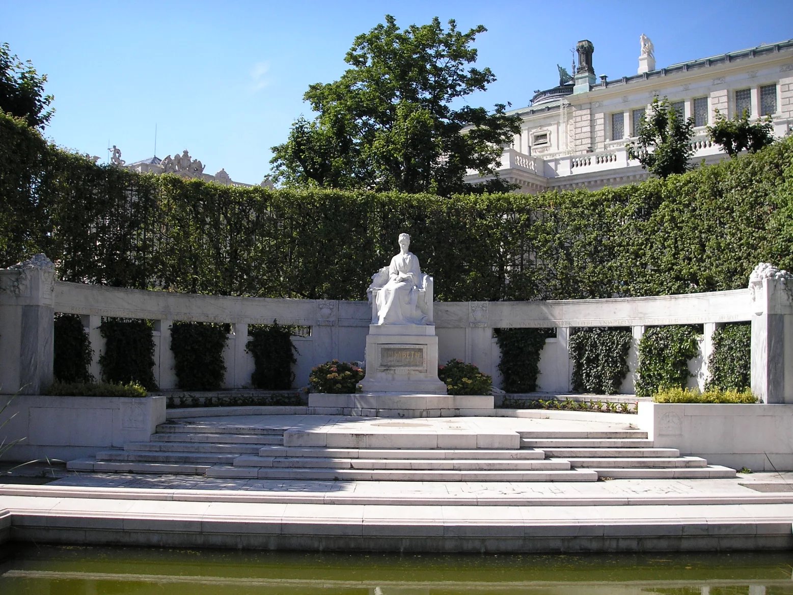 Památník císařovny Alžběty ve vídeňské Volksgarten
