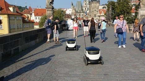Náhledový obrázek - Místo dronů by zboží a jídlo mohly rozvážet roboty. Už byly i v Praze