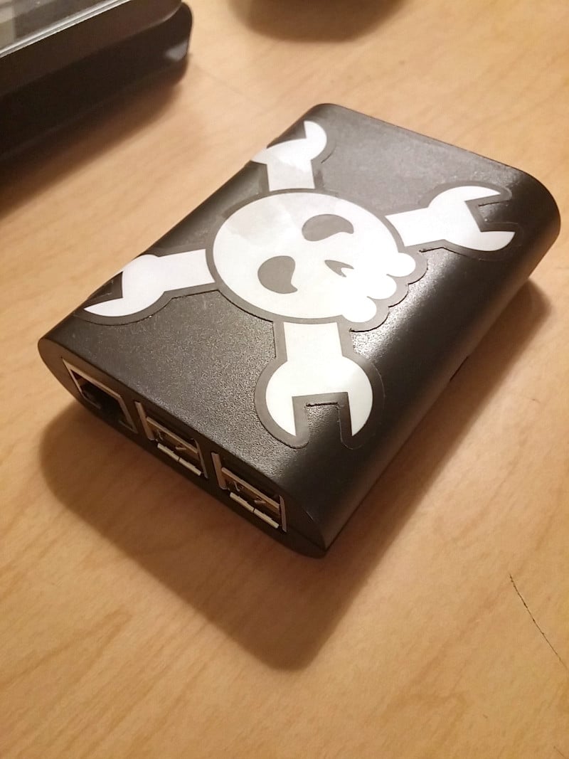 Raspberry Pi Tor router umí všechen provoz z vaší sítě poslat přes Tor. V dnešní šmírovací době to může být velmi užitečné. (<a href="https://hackaday.io/project/4223-raspberry-tor-router">Více informací</a>)