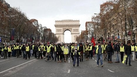 Náhledový obrázek - Paříž ovládly demonstrace. Proti Macronovi demonstrují desítky tisíc lidí