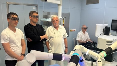 Náhledový obrázek - Operace nádorů jako sofistikovaná počítačová hra? V pražské VFN mají nový robotický systém, finančně ho podpořila společnost FTMO