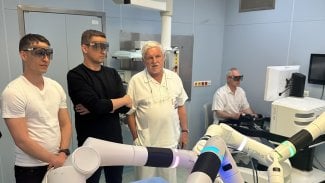Operační sál VFN s robotickým systémem