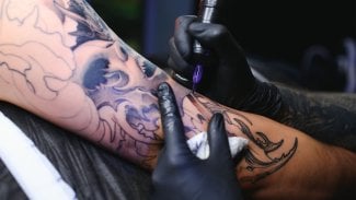 Náhledový obrázek - Tetování: nejčastěji vyvolává v těle zánět. Nepředstavuje ale závažný zdravotní problém