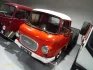 Barevně nepůvodní, doplněný novějšími velkými zpětnými zrcátky, ale jinak dobově originální valník Barkas 1000, jak jej můžete vidět v expozici Retroautomuzea ve Strnadicích na Benešovsku