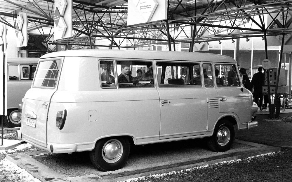 Osmimístný minibus v expozici Německé demokratické republiky na budapešťském veletrhu v šedesátých létech