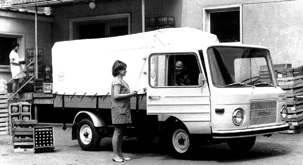 Na přelomu 60. a 70. let spatřilo světlo světa několik prototypů pro tvarovou inovaci, plánovanou na polovinu 70. let. V ní se uvažovalo i o československém, polském nebo rumunském čtyřdobém motoru, ale z celého projektu nakonec nic nebylo…