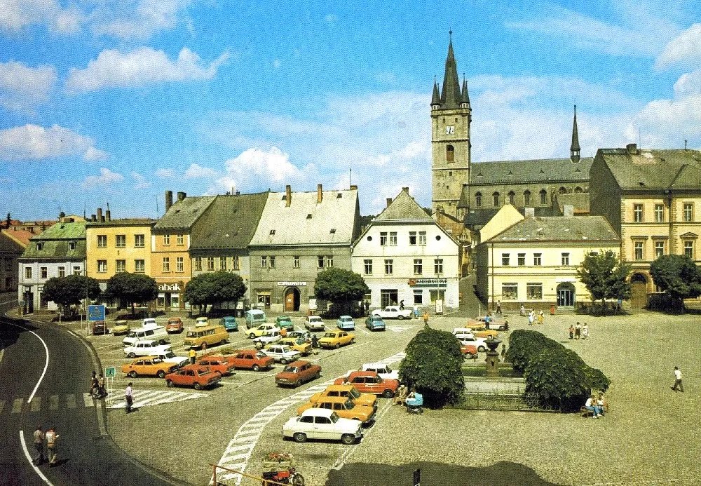 Na pohlednici z Tachova můžeme vidět tři „konkurenty“: Barkas, Żuk a škodovku 1203
