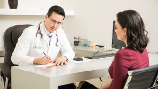 Lékař píše za přítomnosti pacientky