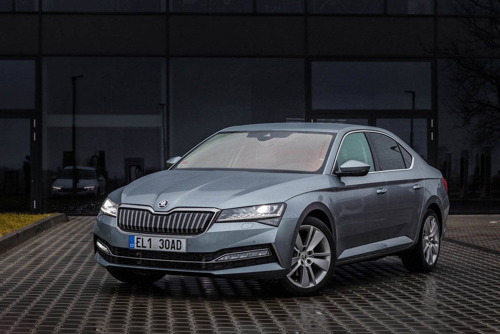 2020-05-skoda-superb-iv-vs-passat-gte-8.jpg