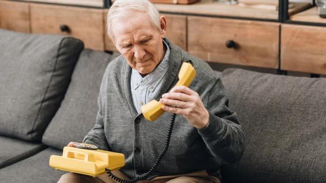 8.10.24 1*/senior, telefon, šok, smutek, důchodce, muž