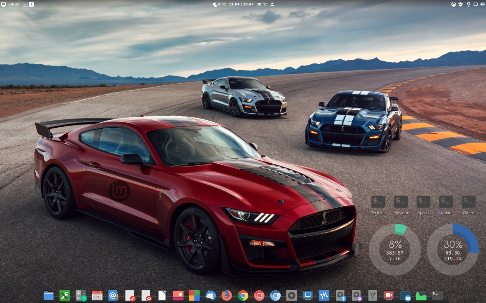 Linux Mint Tessa, Transparentní panel: Nabídka CinnVII, NumLock/CapsLock
Weather DarkSky, Hodiny+Kalendář, CPU Teplota, Uživatel, Spices Update, Mint Update, Redshift, LAN Síť,Zvuk<br />

Plocha: Dock Plank, Icon Papirus, Disk/RAM desklet<br />

Programy: Plank, Opera, Chrome, Chromium, Keepassx, Contacts, Virtualbox, Kdenlive, Spotify, EasyTag, Xfburn, Kazam
