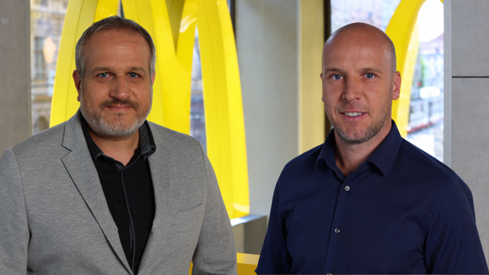 Šéf developmentu McDonald’s pro Česko a Slovensko Aleš Hrabák (vlevo) a provozní a franšízový ředitel Jaroslav Sedláček