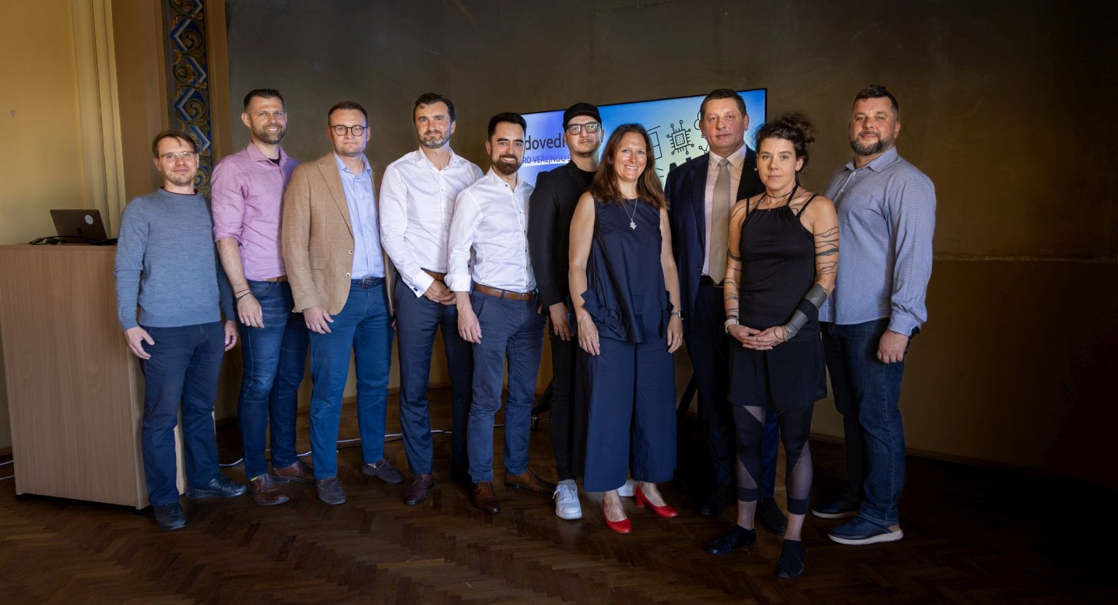 Zástupci společnosti Microsoft, Úřadu vlády, Ministerstva průmyslu a obchodu (MPO), Úřadu práce, České asociace umělé inteligence (ČAUI), Univerzity Karlovy, projektu AI Dětem a Prague Training Academy.