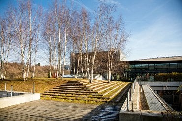 Prostory na střeše. V teplejších měsících jsou využívány zaměstnanci k odpočinku či práci.