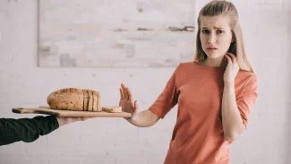 Náhledový obrázek - Příznaky alergie na lepek obvykle zahrnují trávicí potíže. Objevit se může také dušnost či vyrážka